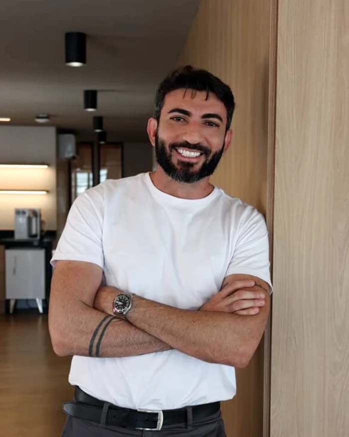 Rogaciano Rodrigues em ambiente decorado, disponível para atendimento a corretores parceiros